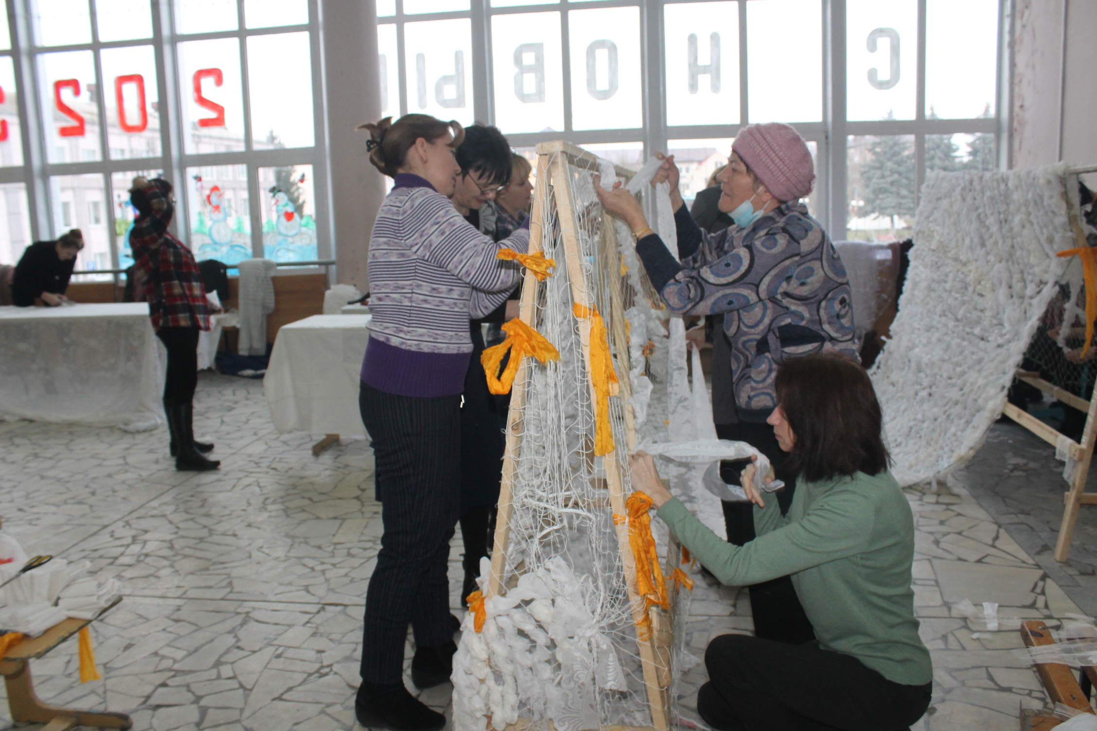 В Карачеве, в  районном  Доме культуры организовали мастерскую  по изготовлению маскировочных сеток