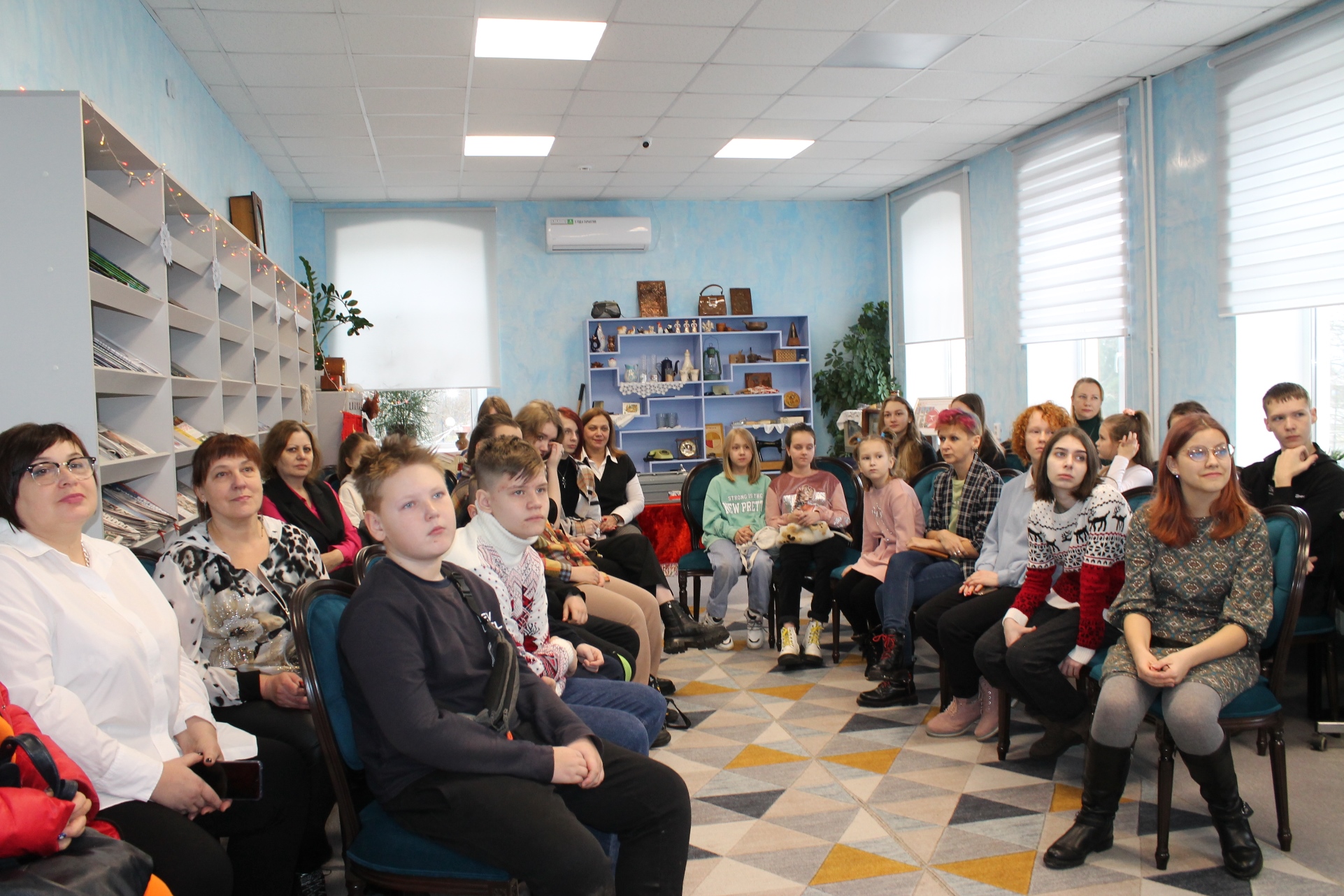 В районной библиотеке прошел познавательный час «Экскурс в историю новогодних фотографий»