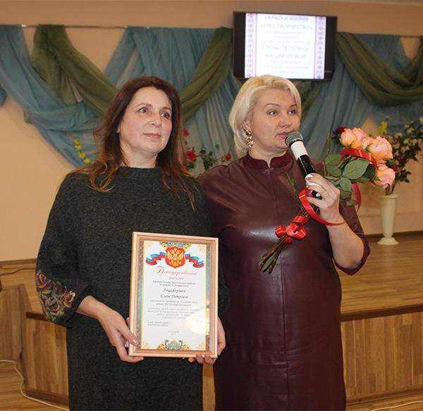 В Карачевском районной Доме культуры открылась выставка  «Краски жизни через творчество»