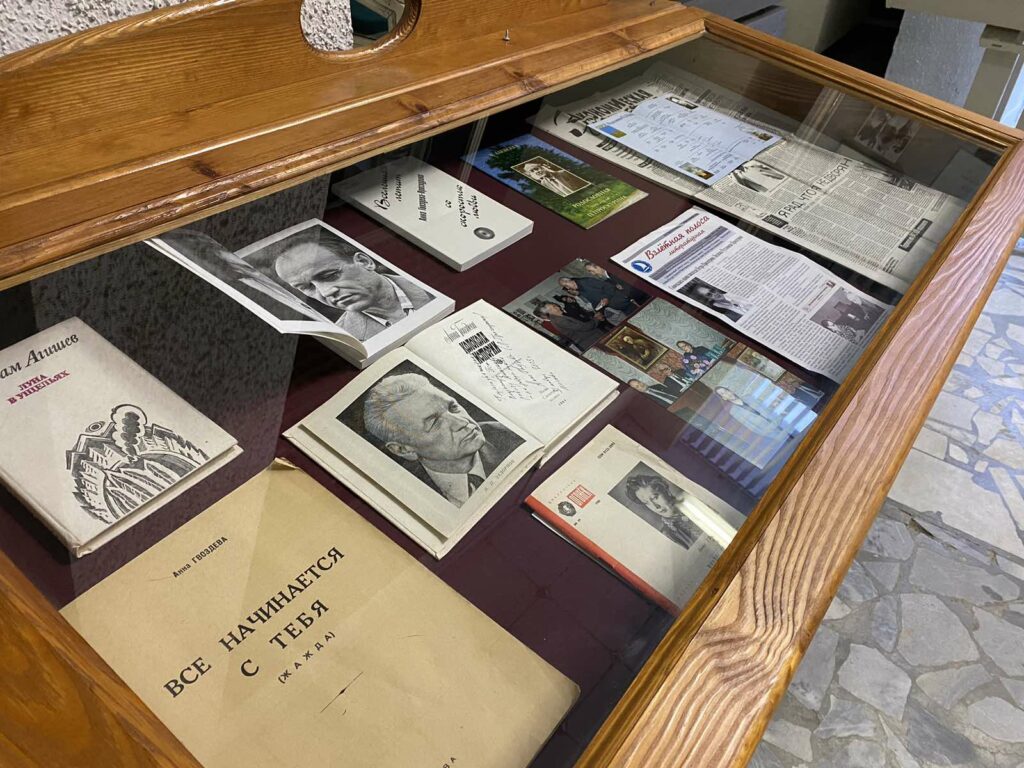 В Брянском государственном краеведческом музее  начала работу  выставка «Дорогие сердцу имена»