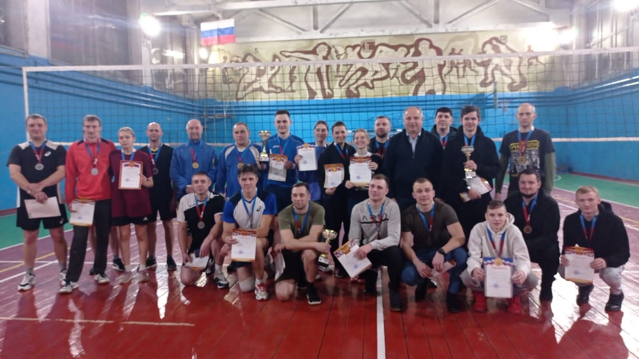 В Карачеве состоялся новогодний турнир по волейболу