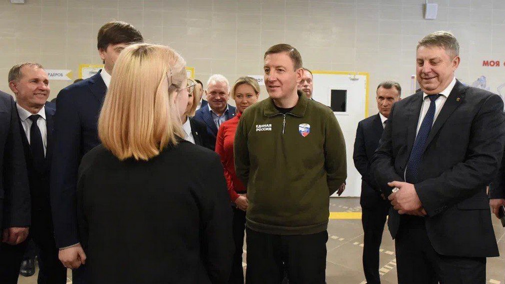 В Брянске первый зампредседателя Совфеда Андрей Турчак и министр просвещения Сергей Кравцов открыли новую школу