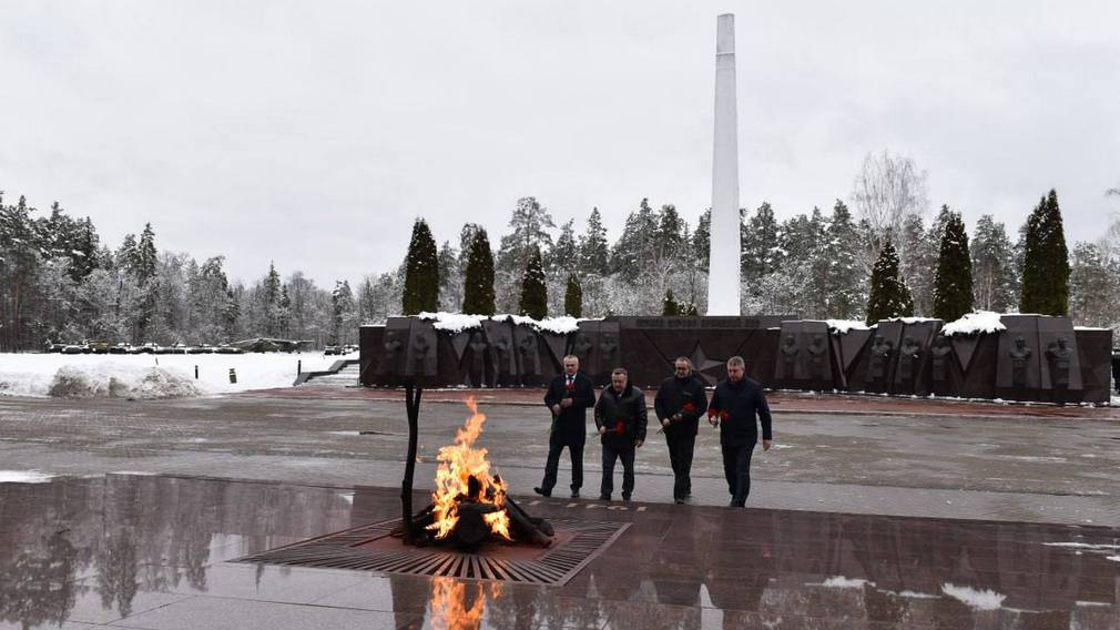 Губернатор Александр Богомаз и председатель Московской городской Думы Алексей Шапошников почтили память защитников Родины