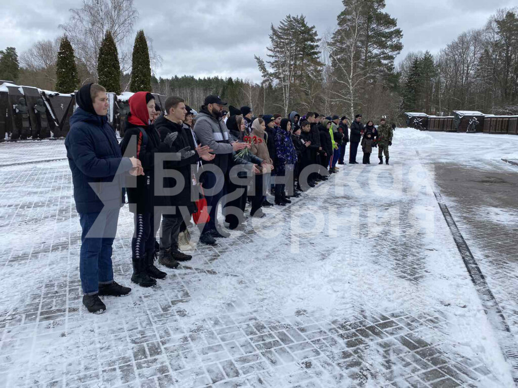На «Партизанской поляне» в Брянске  прошел митинг ко Дню защитника Отечества