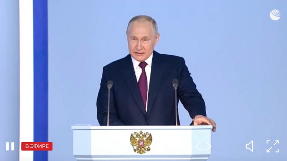 Президент РФ Владимир Путин начал оглашение послания Федеральному Собранию