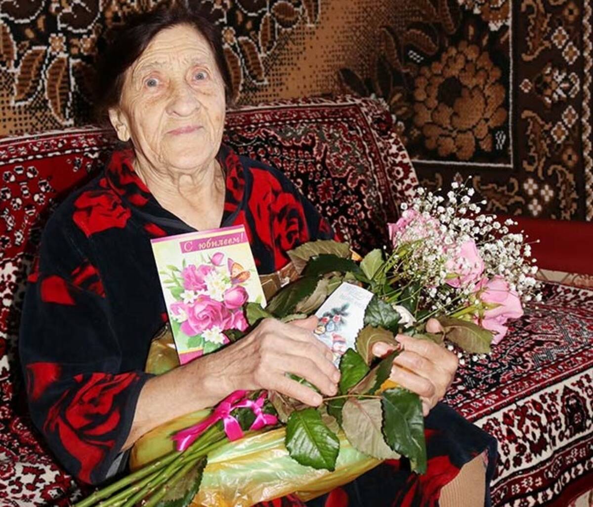 Жительницу поселка Комаричи Раису Ивановну Шишкареву поздравили с 90-летием