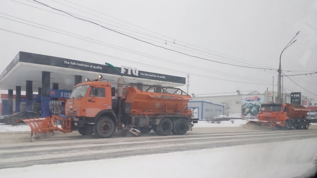 Дороги Брянщины очищают от снега и обрабатывают песко-соляной смесью