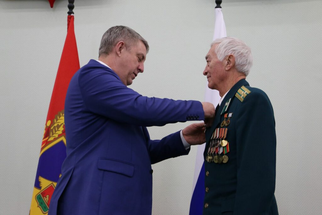 Региональные власти торжественно поздравили брянских пограничников