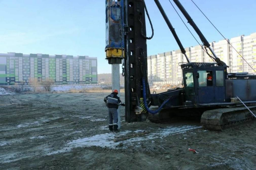 На строительстве брянской школы № 73 на Флотской устанавливают железобетонные сваи