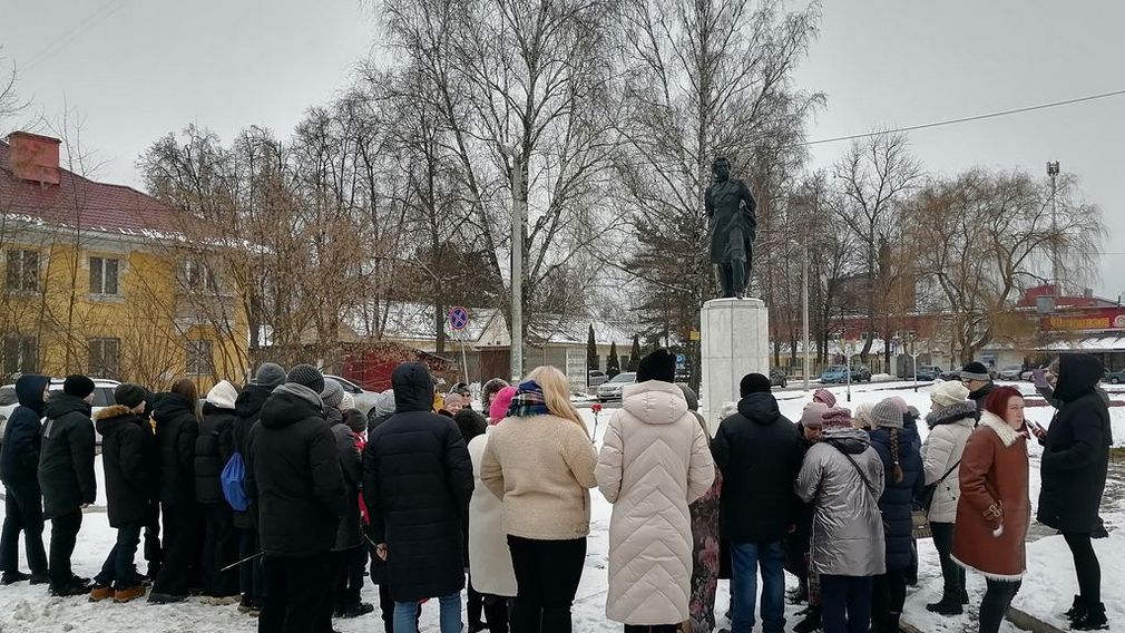 В Брянске возле памятника Пушкину прошла литературная акция