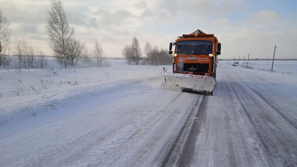 В Брянской области активно очищают от снега автодороги