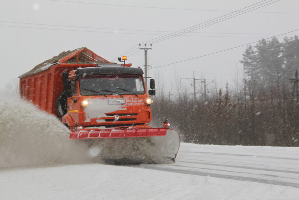 На Брянщине круглосуточно проводится обработка дорог песко-соляной смесью