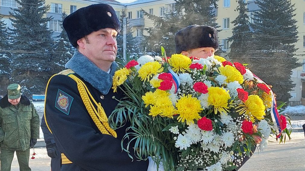 В Брянске  к Вечному огню на площади Партизан возложили цветы