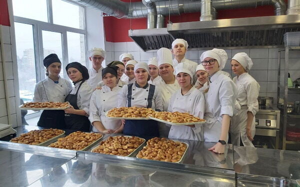 Брянские студенты выпекают сушки для солдат СВО