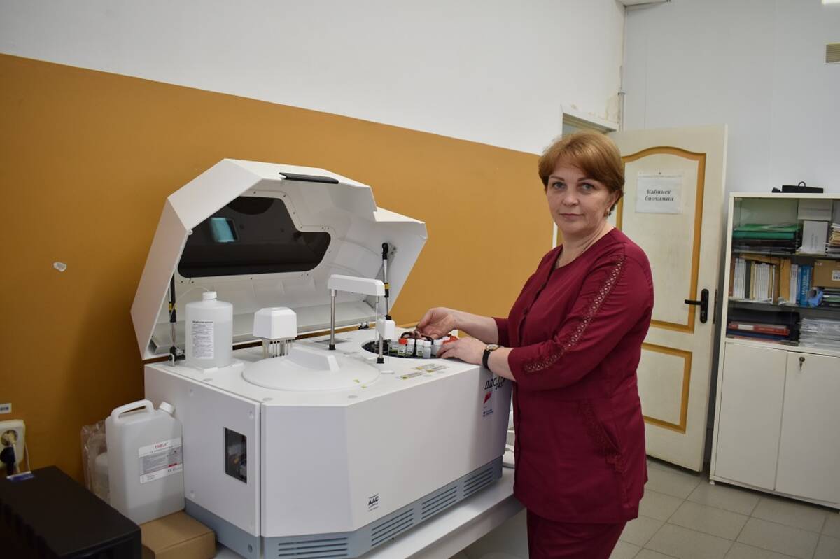 В Клетнянской райбольнице на новом автоматическом анализаторе делают анализы крови пациентам