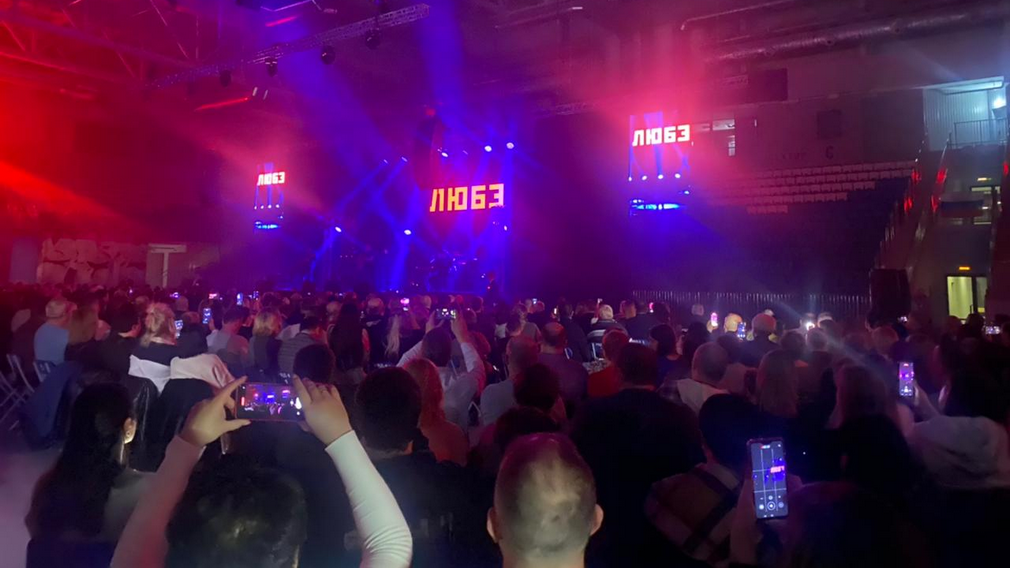 В брянском Дворце единоборств имени Осипенко Губернатор на концерте группы «Любэ»  пообщался с родными участников спецоперации