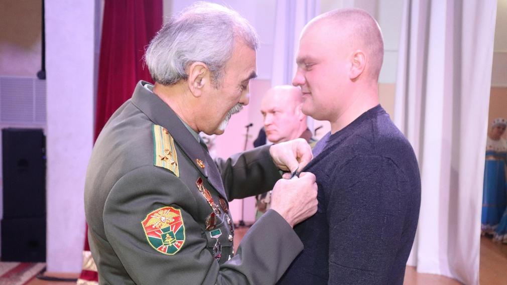 В Погаре торжественно вручили медаль «За отвагу» участнику СВО Владиславу Черняку