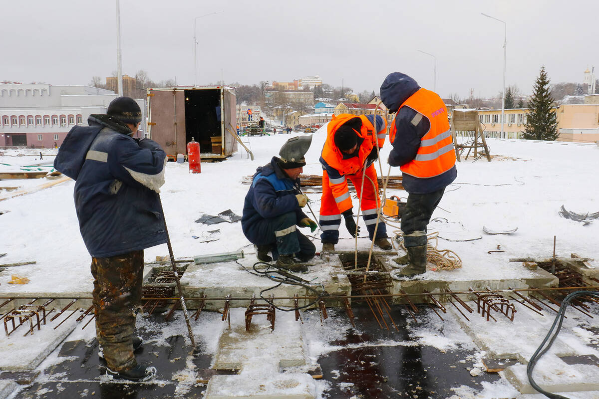 В Брянске на Славянском мосту установили 6 опор со светильниками