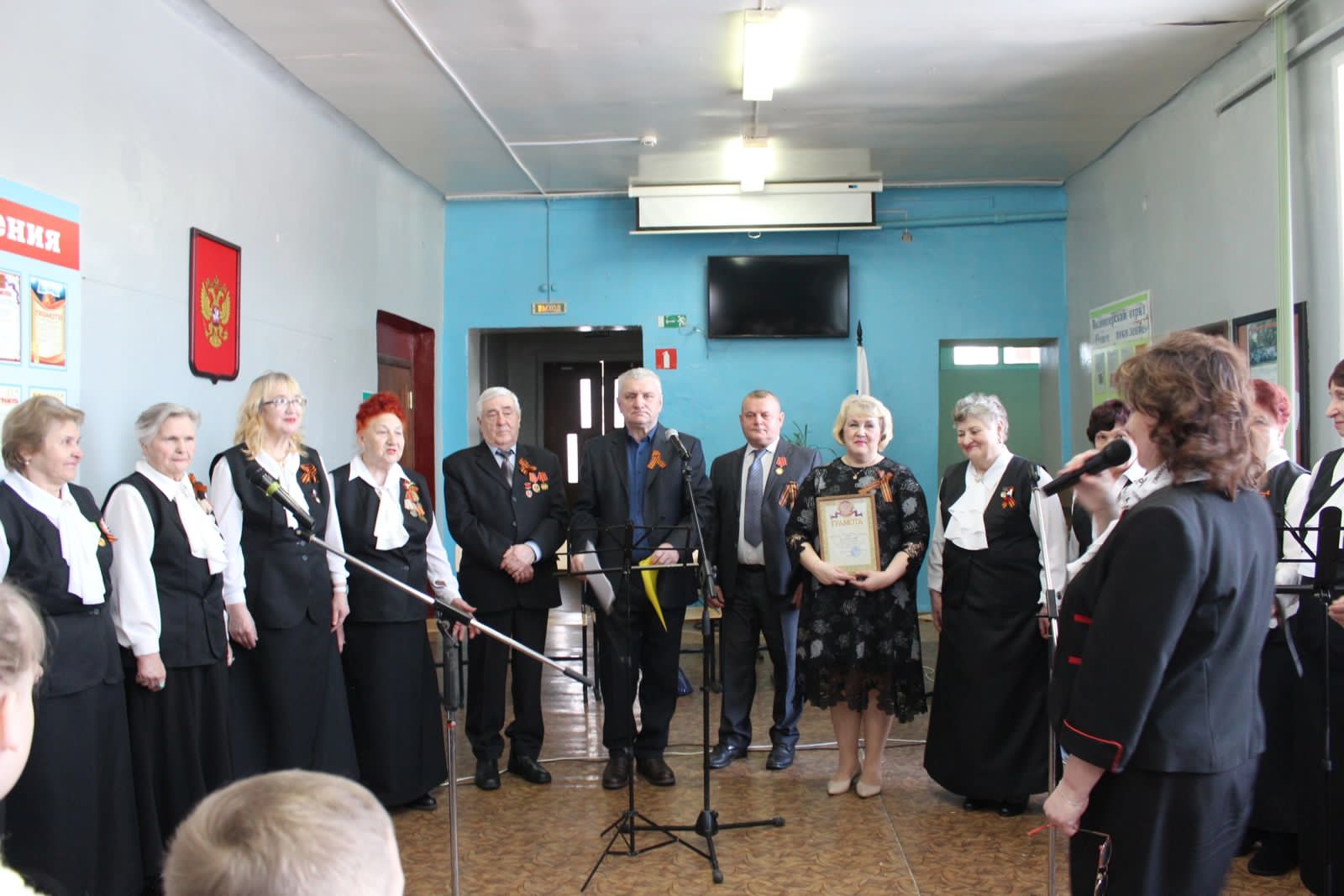 Народный хор ветеранов войны и труда «Надежда» побывал в школах Карачева