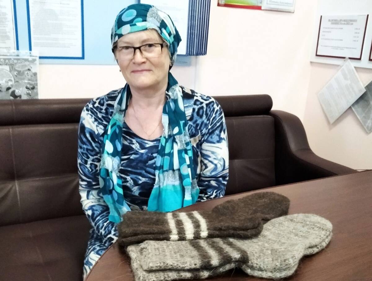 Серебряные волонтеры из Комаричей участвуют в акции «Тепло для героя»