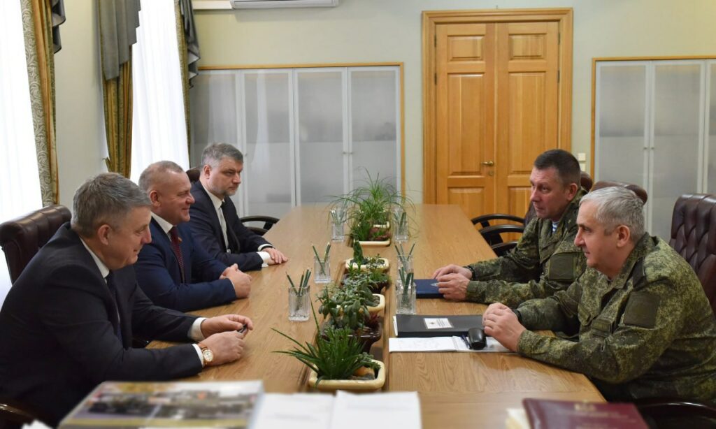 Глава Брянщины Богомаз обсудил укрепление границ с генералами