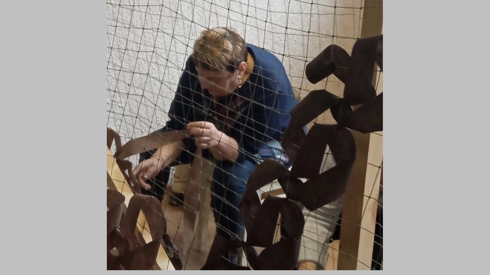 Брянские волонтеры плетут  маскировочные  сети для российских военных