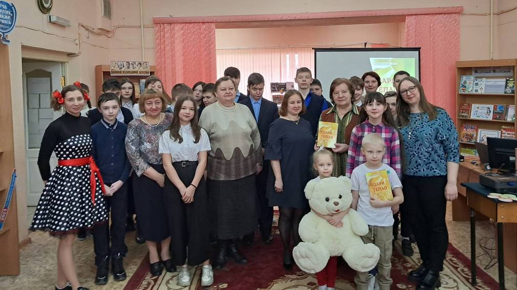 В библиотеке имени А.М. Горького показали презентацию сборника произведений брянских писателей «Дари тепло»