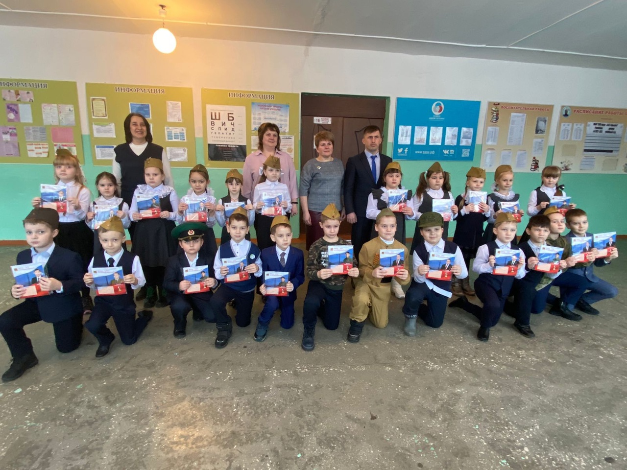 В Карачеве вручили тетради первоклассникам с изображением Героев- земляков