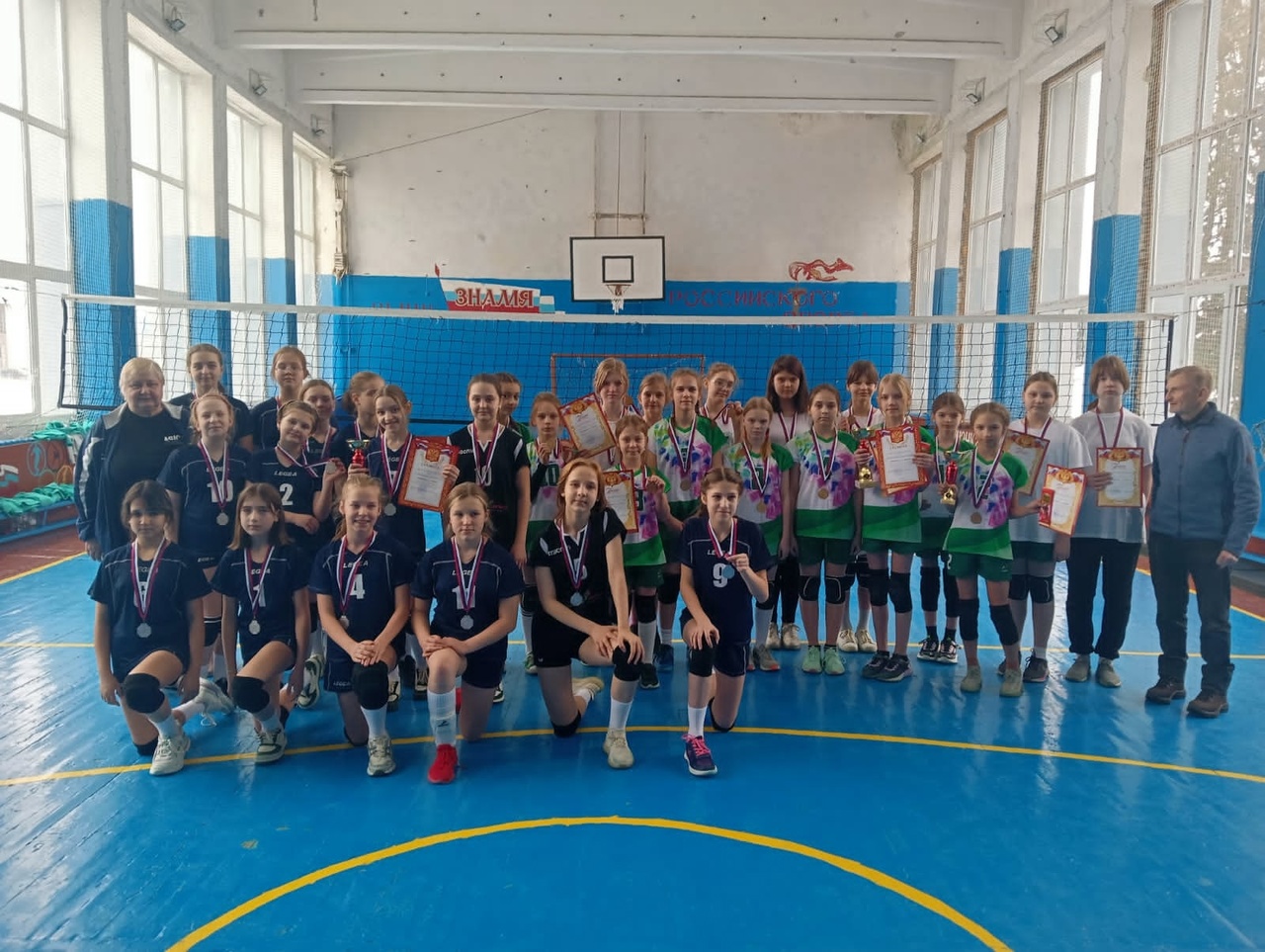 В Карачеве прошел открытый турнир по волейболу среди юных спортсменок