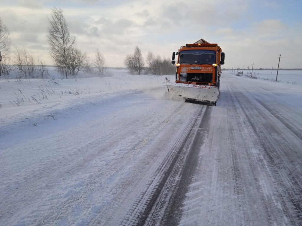 19 специальных машин  убирают  трассы в Брянской области
