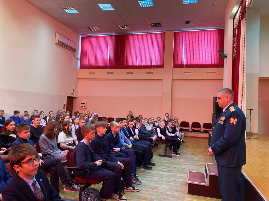 Брянские росгвардейцы для школьников провели уроки мужества