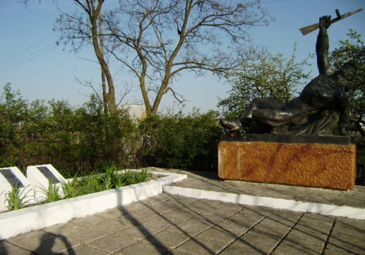 Клетнянский район участвует в   федеральной программе по увековечению памяти павших воинов