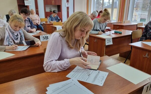 Родители брянских школьников приняли участие во Всероссийской акции «Сдаем вместе. День сдачи ЕГЭ родителями»