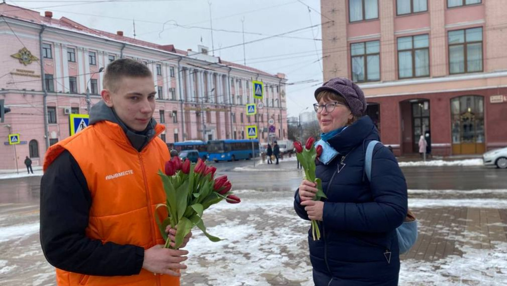 В Брянске в рамках акции «Вам, любимые» поздравляют женщин