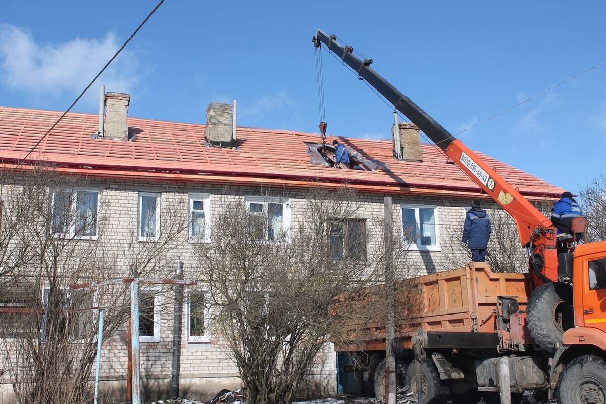 В брянском Стародубе ремонтируют крышу многоквартирного дома