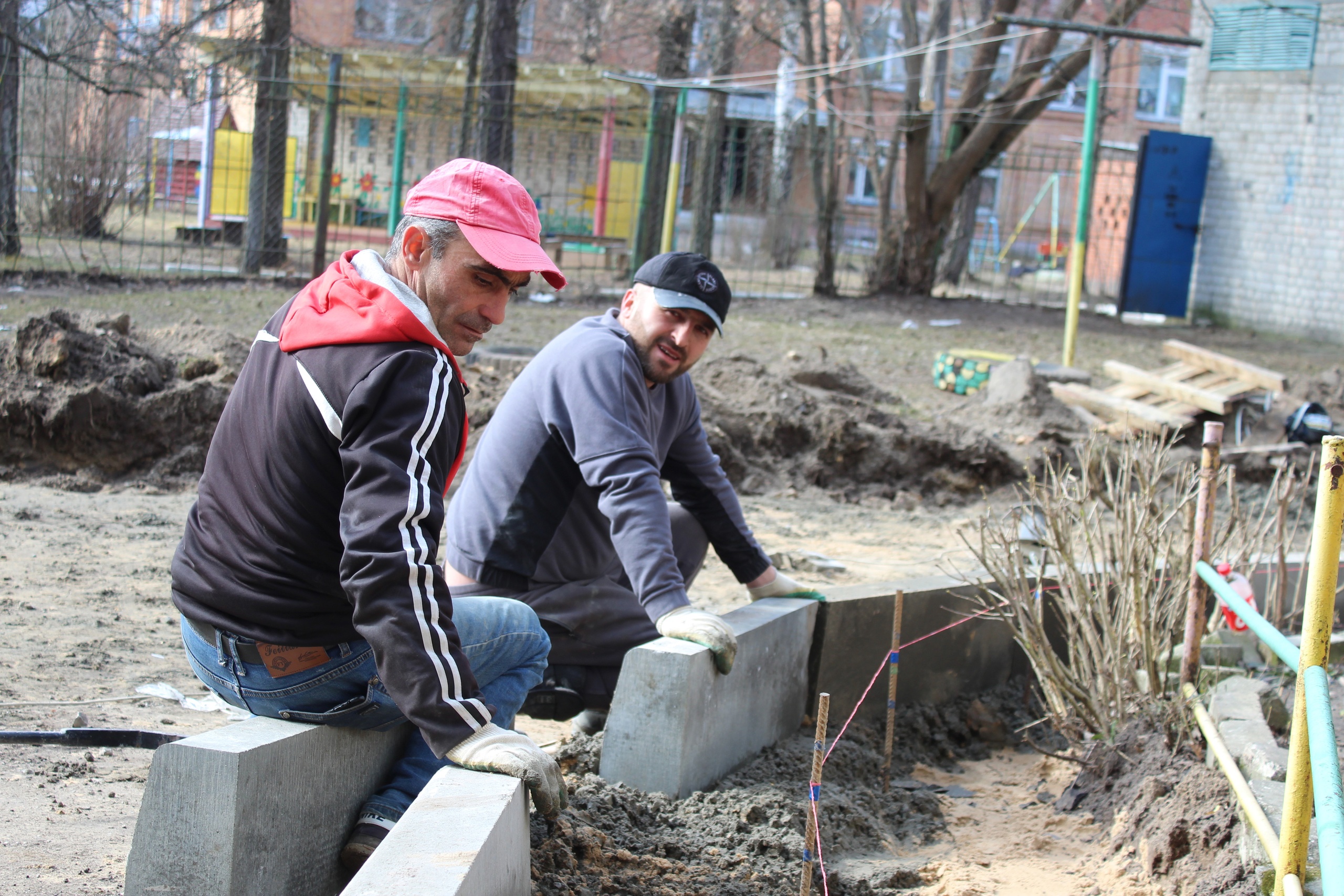 Продолжается благоустройство двора по улице К.Маркса в Карачеве