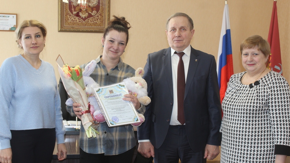 В брянской Суземке многодетной маме вручили сертификат на материнский капитал