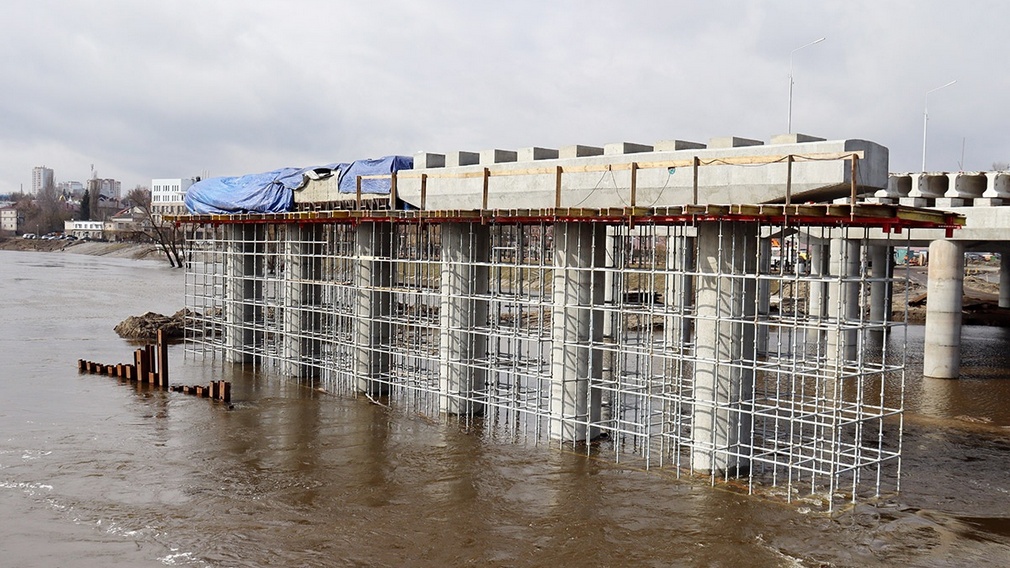 В Брянске продолжается строительство Славянского моста, несмотря на половодье