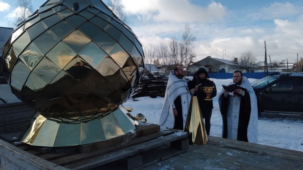 В навлинском селе Бяково освятили купол и крест для строящегося храма