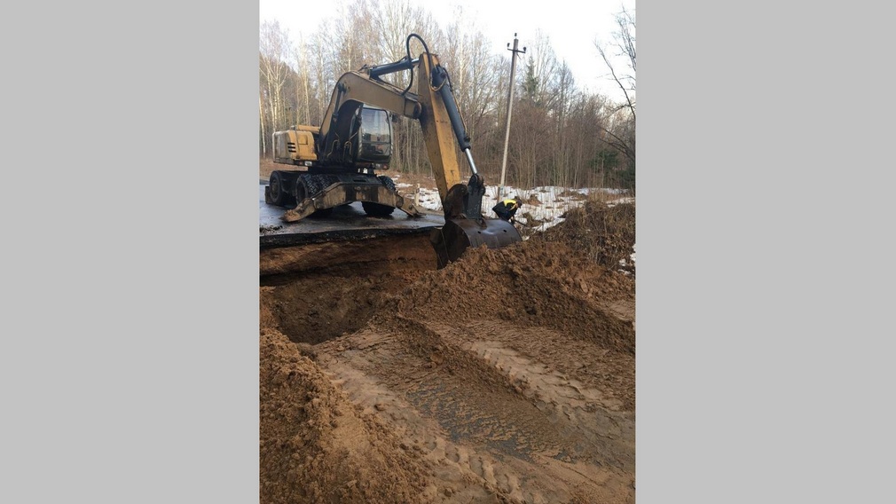В Брянской области обвал дорожного полотна устраняют на дороге «Орел-Брянск-Смоленск-Клетня»