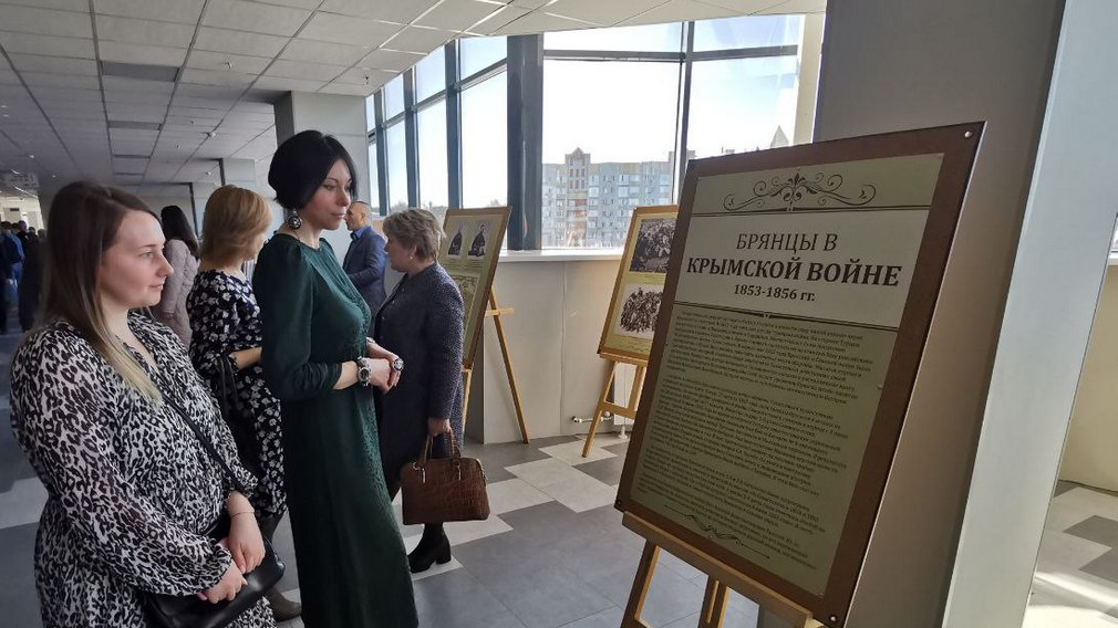 В Брянске работает выставка, посвященная воссоединению Крыма с Россией