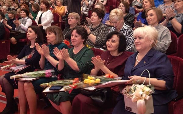 В Брянске в преддверии 8 Марта поздравили женщин-педагогов