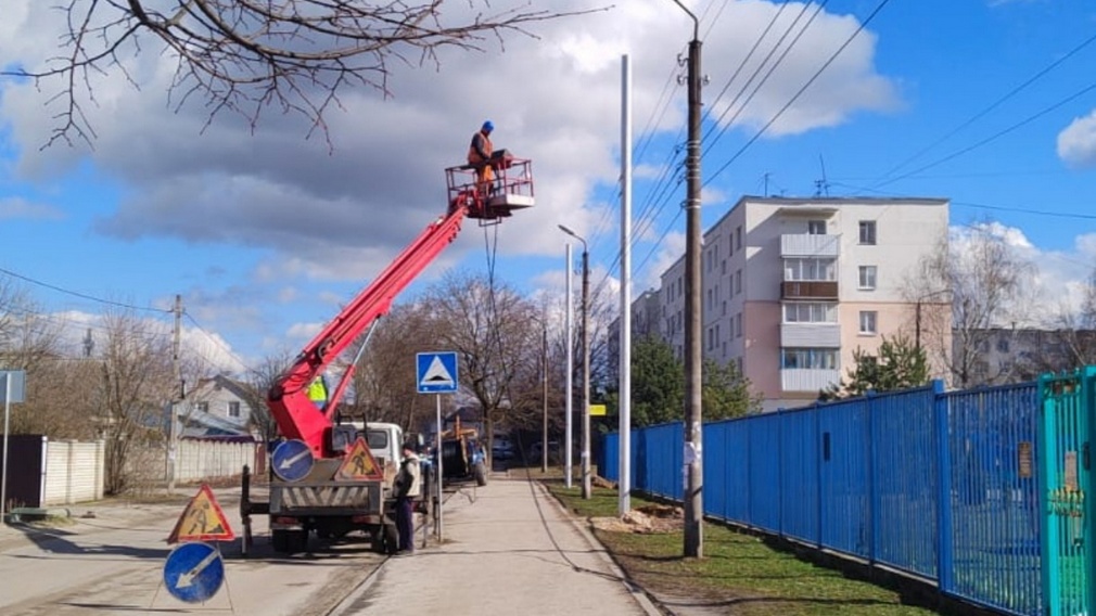 В Фокинском районе Брянска монтируют линию наружного освещения