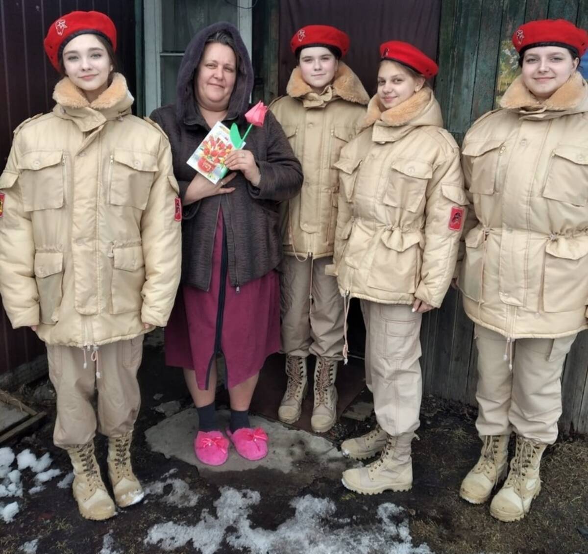 Комаричские юнармейцы поздравили матерей мобилизованных с 8 Марта