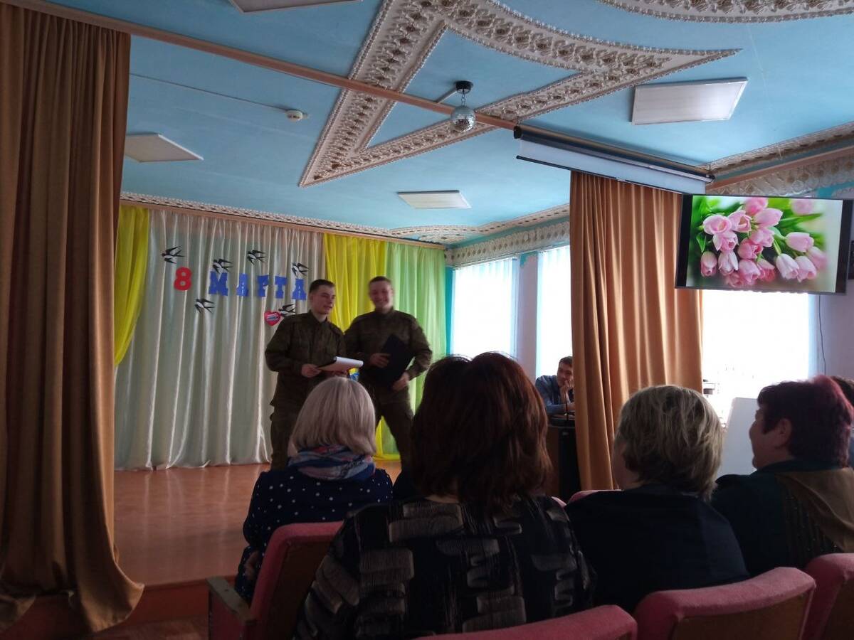 В брянском Климово женщин поздравили военнослужащие