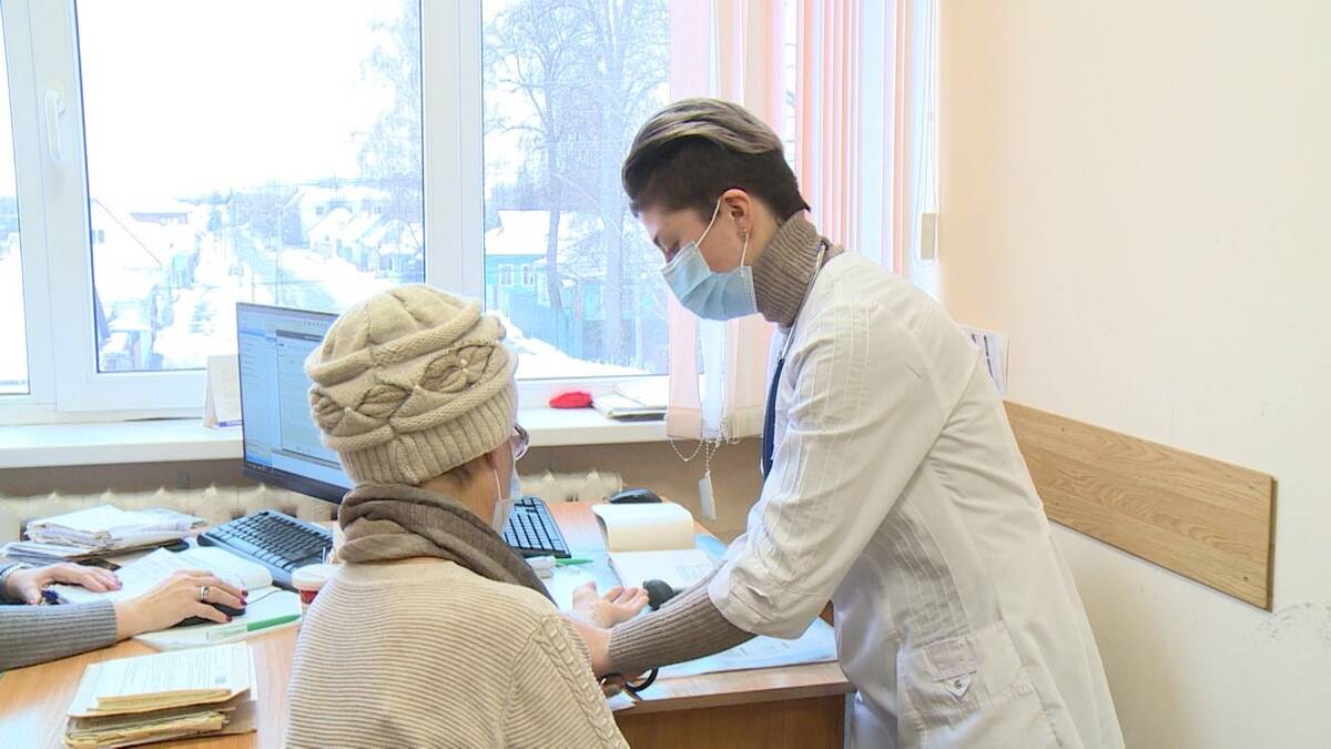 Более 5,5 тысяч брянских медиков первичного звена получают специальные соцвыплаты