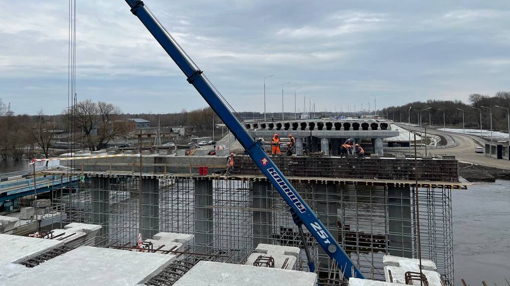 Брянский губернатор Александр Богомаз посетил стройплощадку Славянского моста