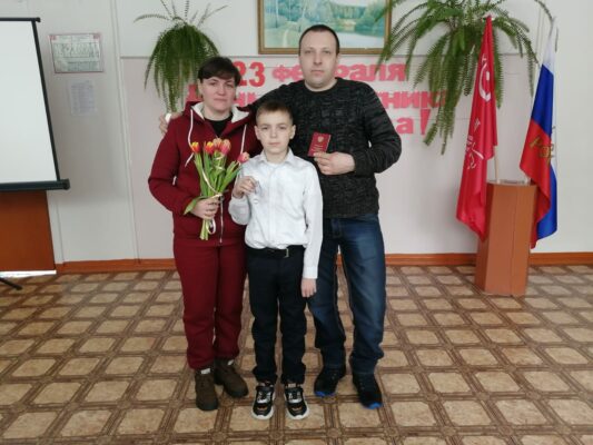 Трубчевской семье погибшего участника СВО вручили медаль сына