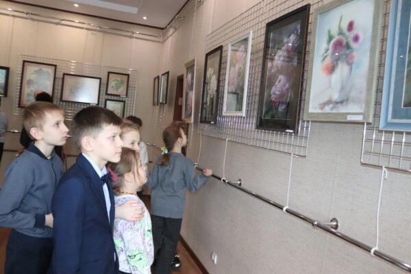 В Трубчевском музее открылась выставка художника Н. В. Букась «Мир цветов»