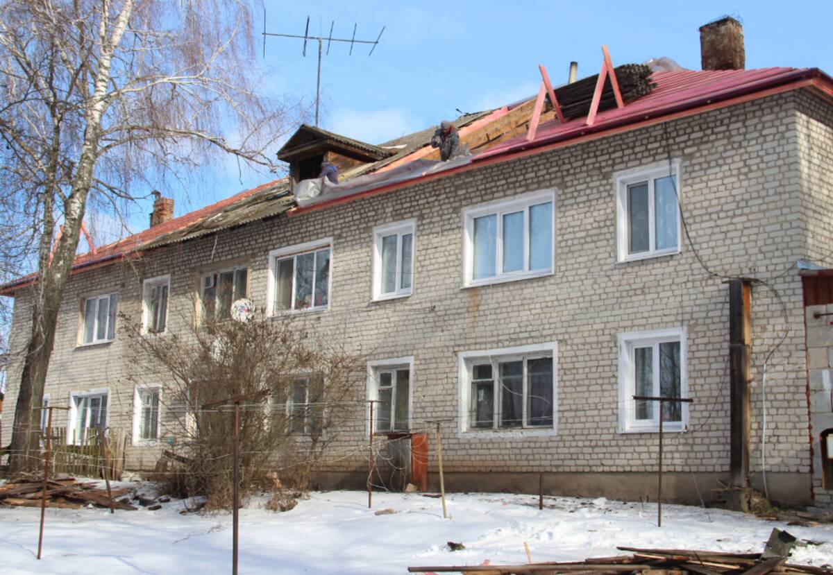 В брянском селе Брасово приступили к ремонту крыши на многоквартирном доме